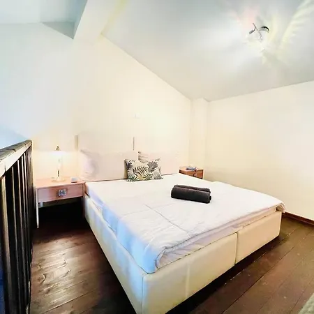 Elegant Modern Loft In Nyaraló *
